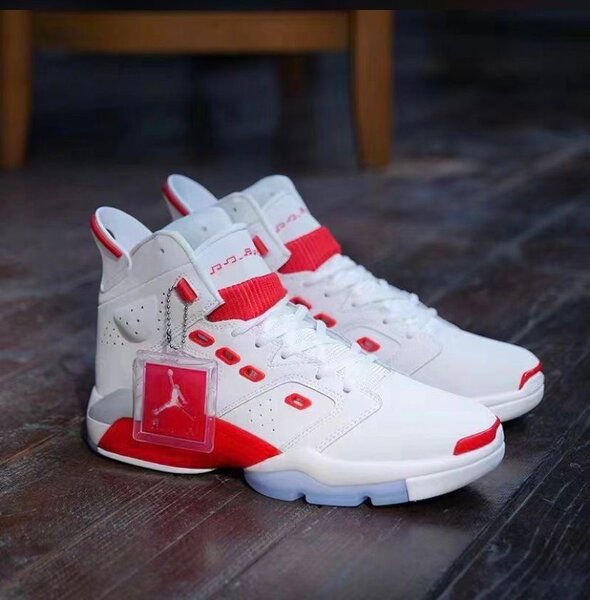 Baskets blanches et rouges