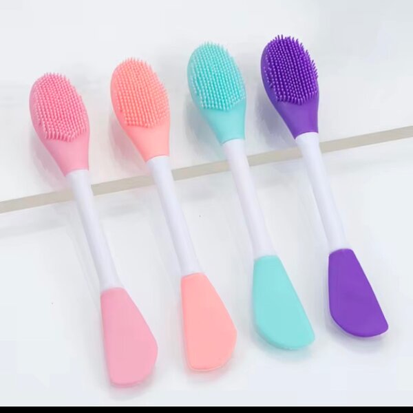 Lip brush (applicator brush)