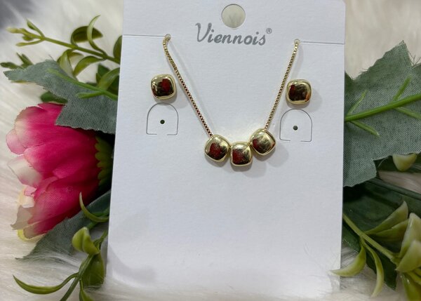 Parure collier et boucles d'oreilles élégante