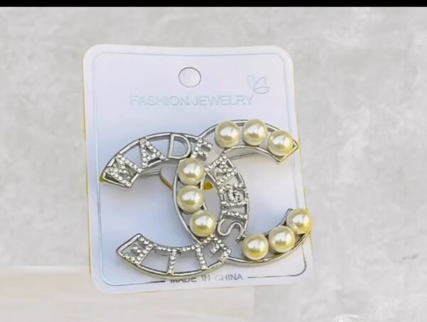 Broche élégante en strass
