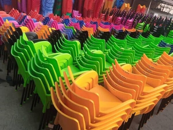 Chaises Empilables Colorées
