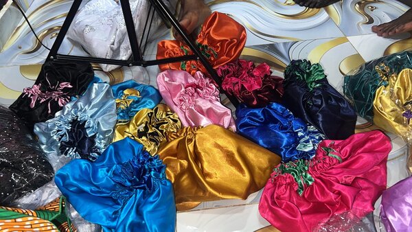 Bonnets en satin colorés