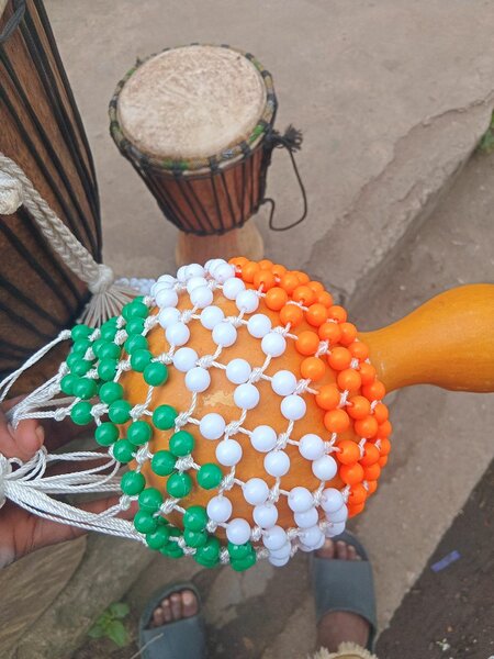 Shekere en bois coloré