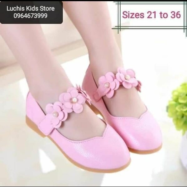 Floral buckle shoes