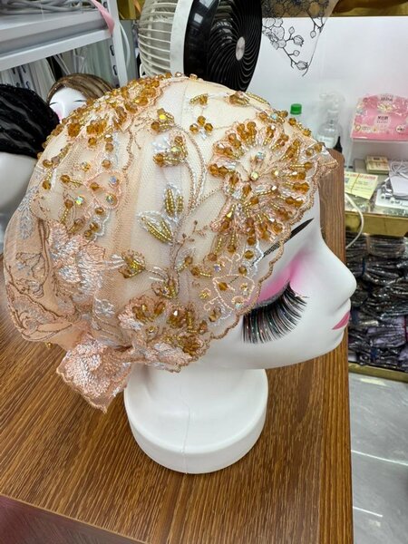 Élégant turban brodé