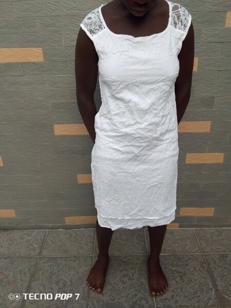 Robe blanche en dentelle élégante