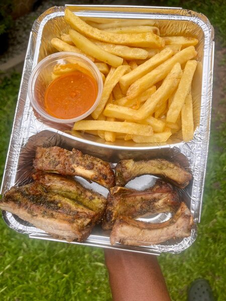 Ribs frites sauce piquante