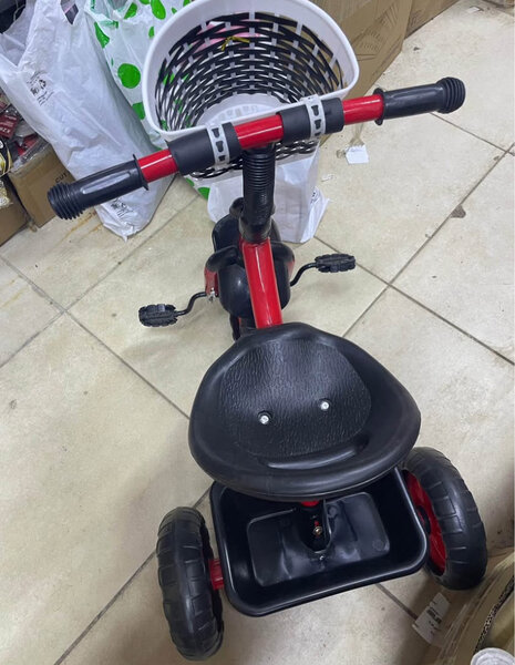 Tricycle enfant rouge robuste