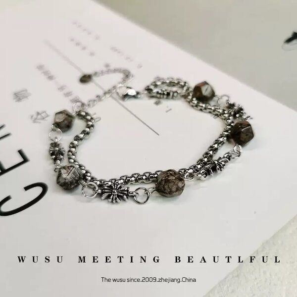 Bracelet en argent avec breloques