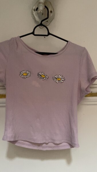 T-shirt lilas avec marguerites