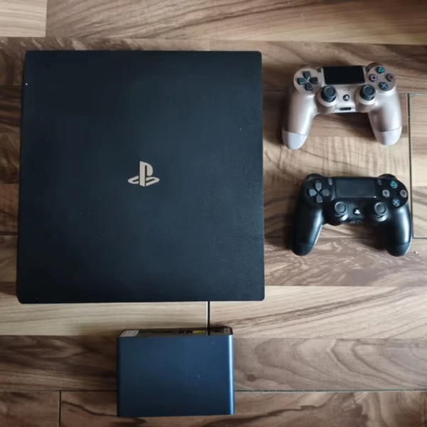 Console PS4 Pro 1TB avec manettes