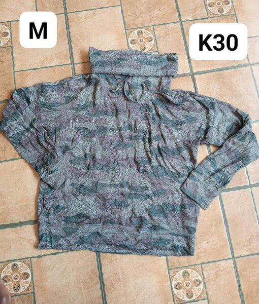 grey sweatshirt