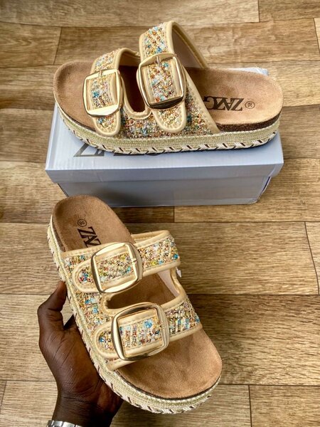 Chaussure en gomme