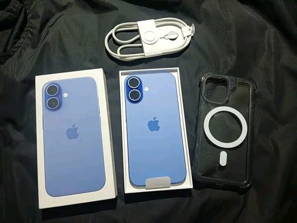iPhone bleu avec accessoires