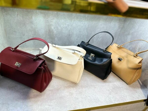 Под Balenciaga