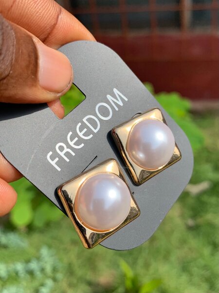 Pearl earring