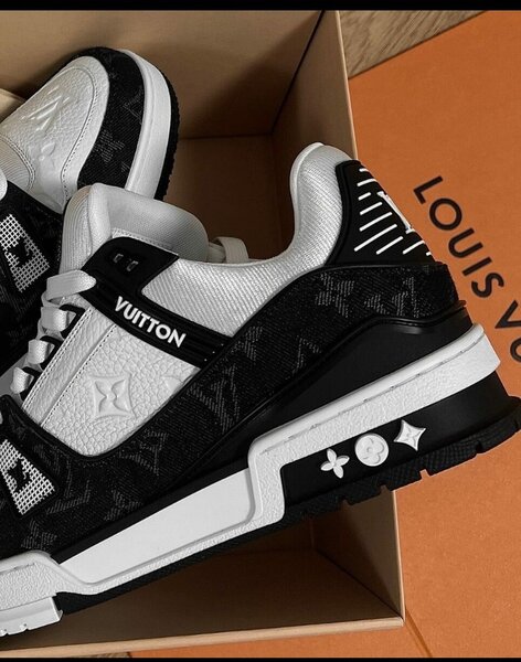 Shoe sneakers