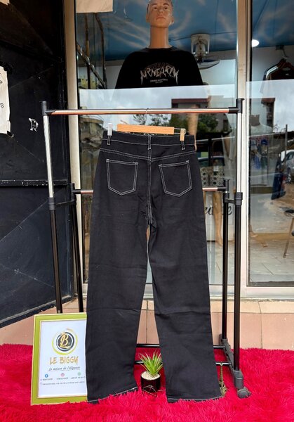 Pantalon noir avec imprimé squelette