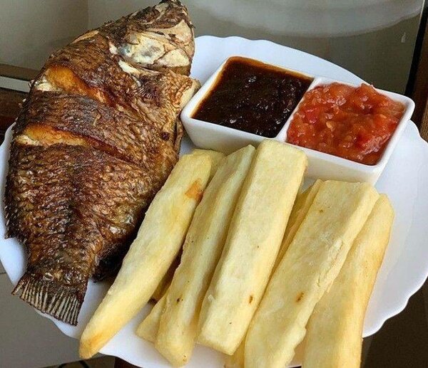 Poisson frit avec igname sauté