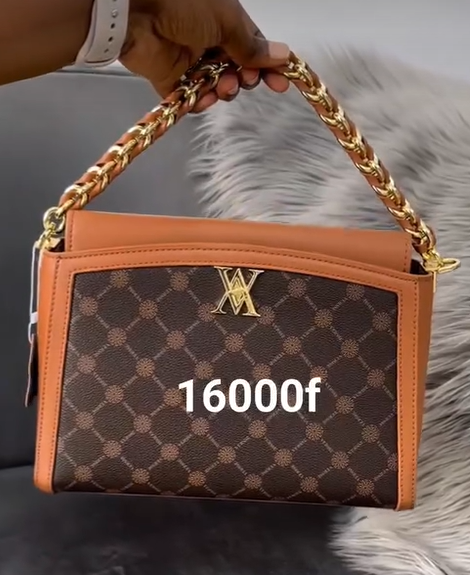 PETIT sac à main avec une petite anse et un bel imprimé
