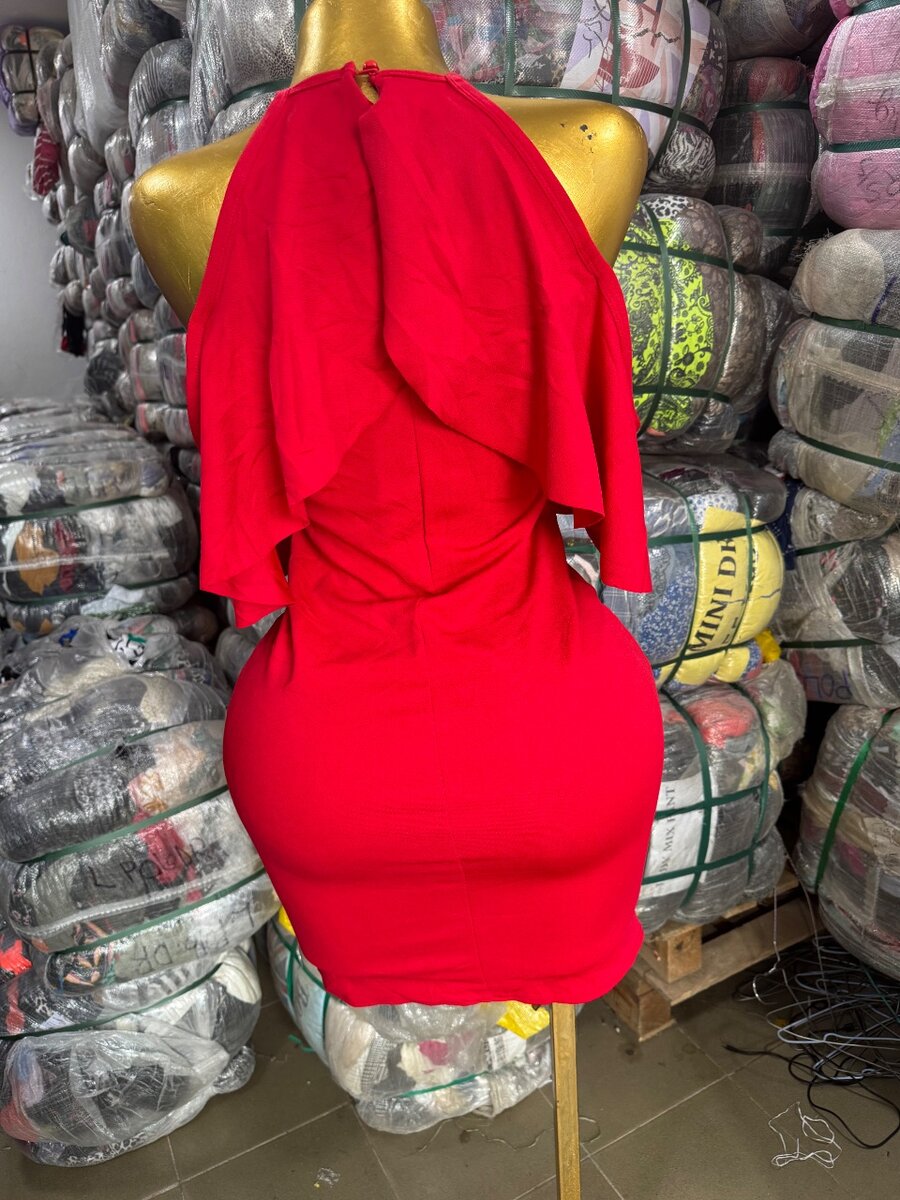 Robe rouge dos nu élégante
