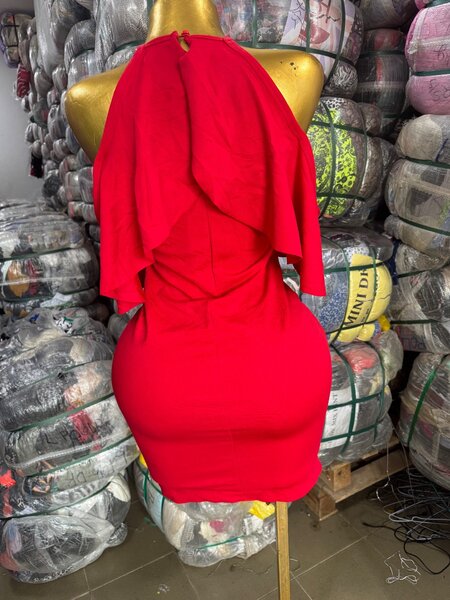 Robe rouge dos nu élégante