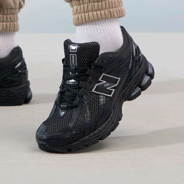 New balance 2002r