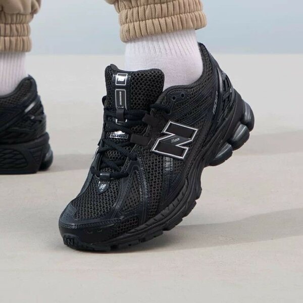 New balance 2002r
