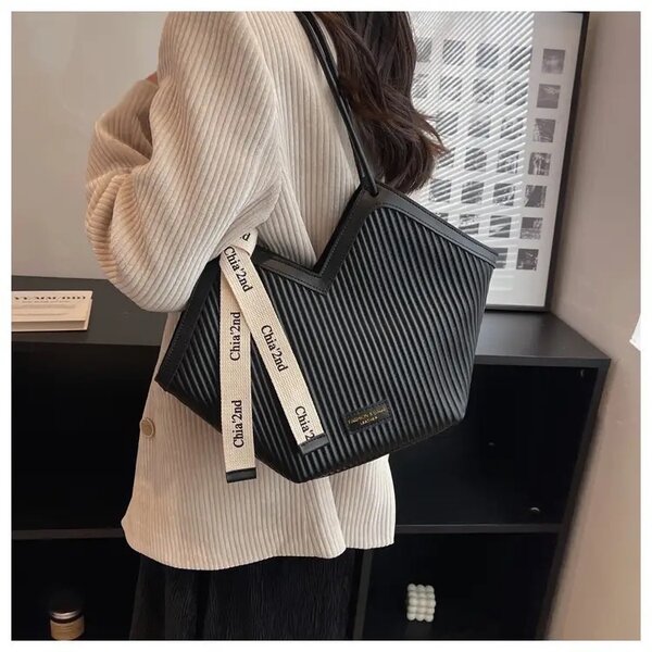 Ladies arm bag
