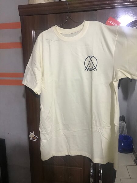 T-shirt jaune