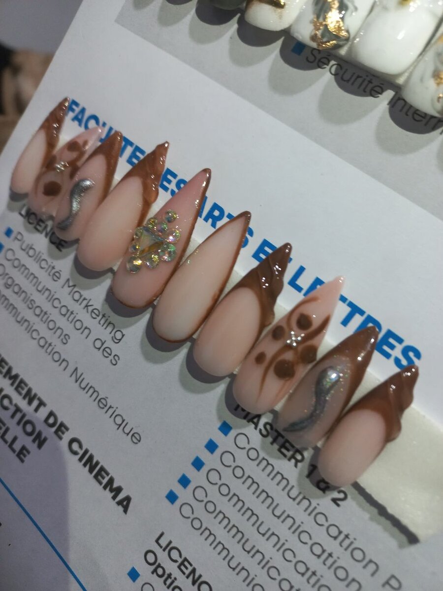 Press on nails