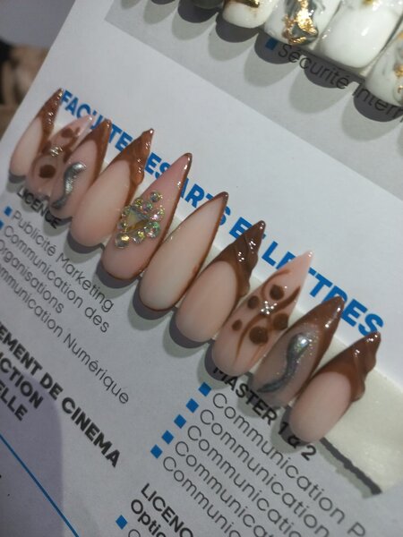 Press on nails