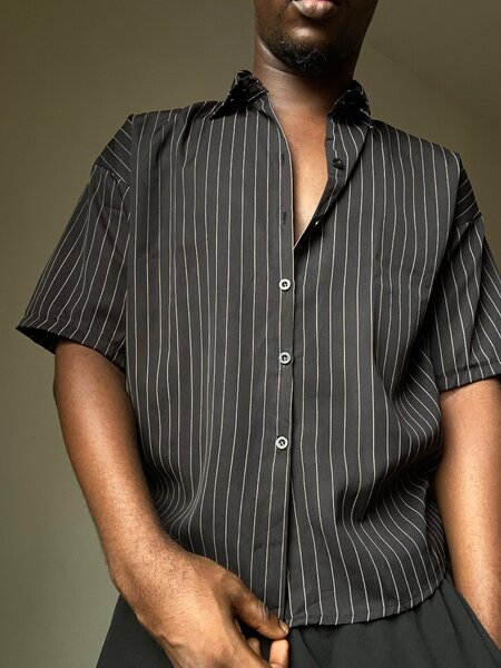 Chemise noire à rayures