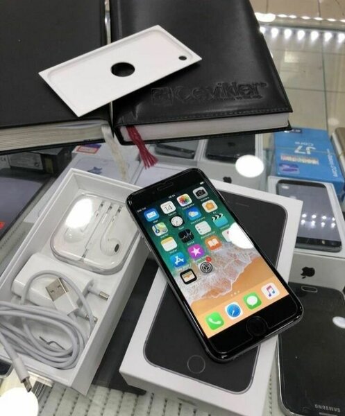 iPhone avec accessoires neufs
