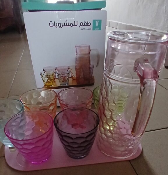 Set de verres colorés et carafe