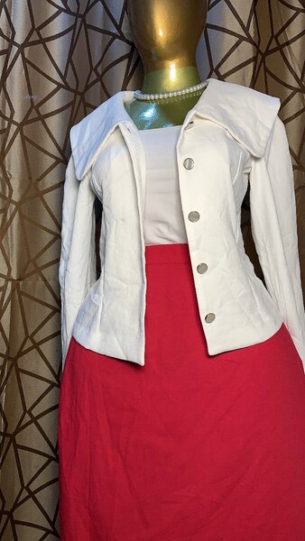 Veste blanche et jupe rose