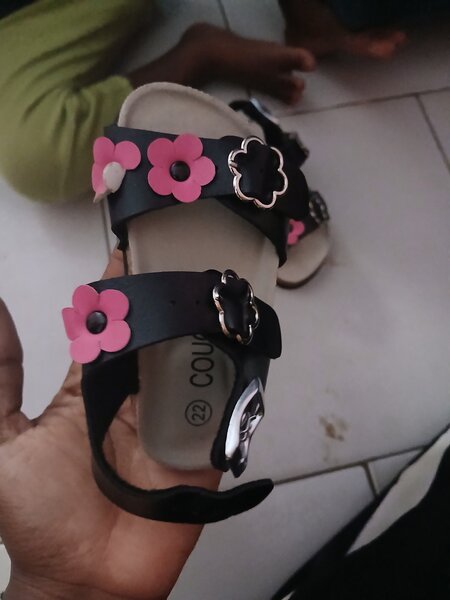 Sandales enfant fleurs roses