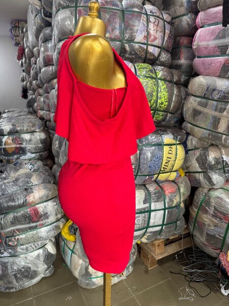 Robe rouge dos nu élégante