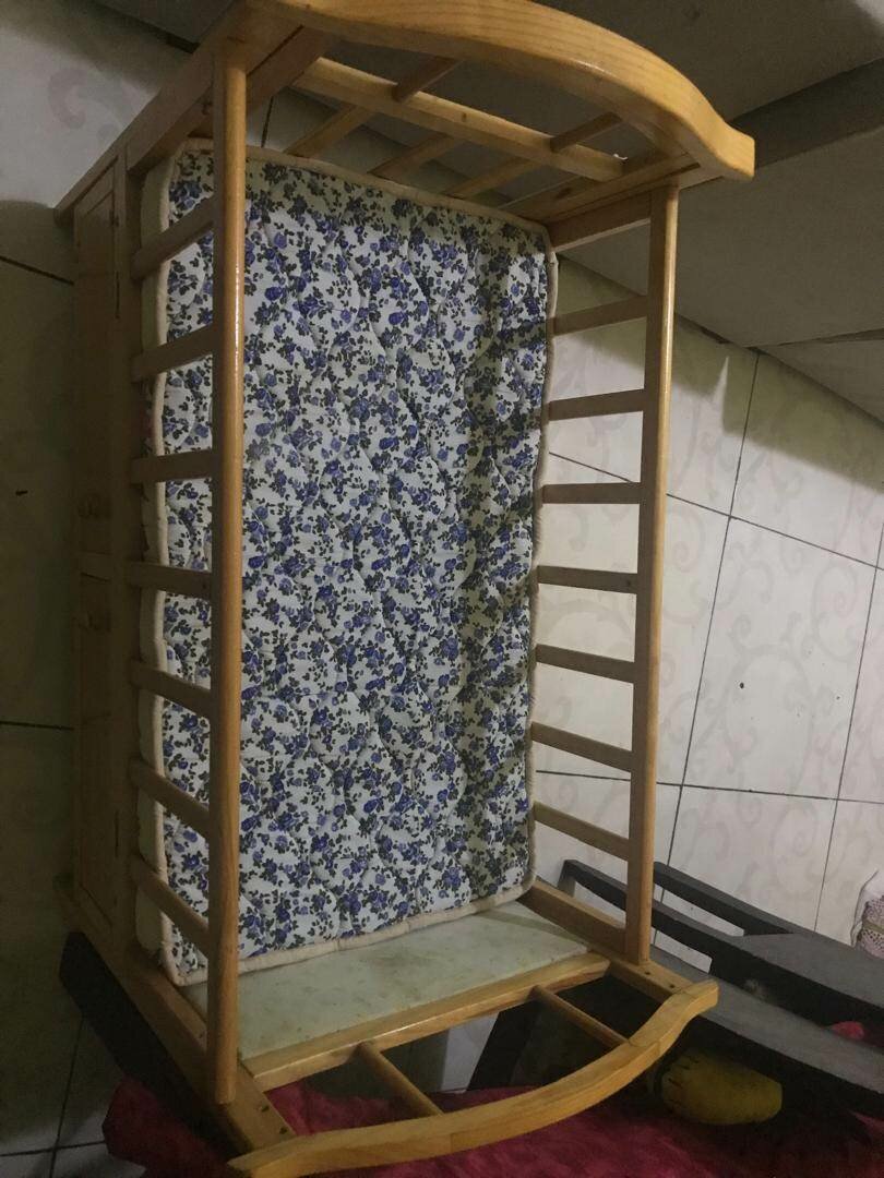 Lit et matelas pour enfant.