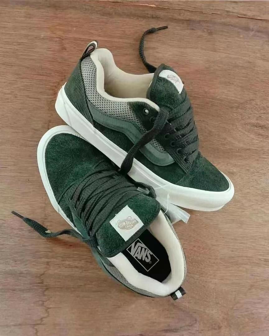 La chaussure VANS KNU SKOOL
