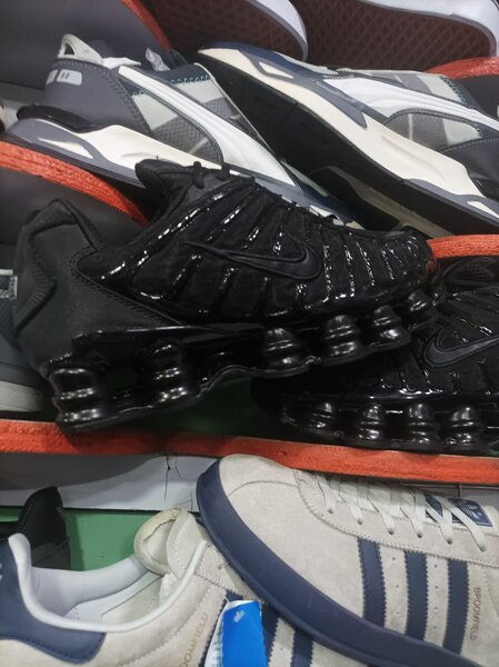 Sneakers de sport noirs modernes