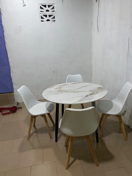Table ronde avec 4 chaises en bois