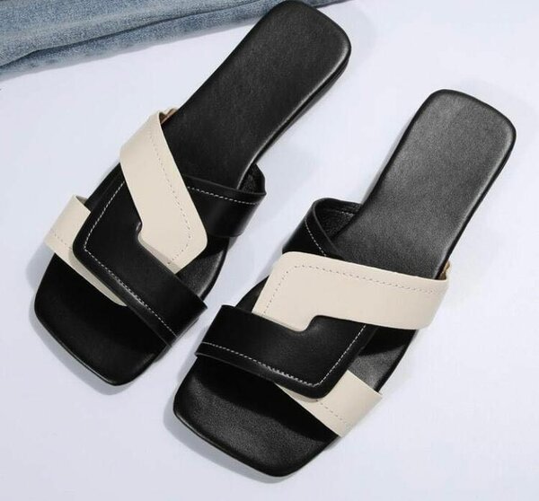 Sandales noires et blanches élégantes