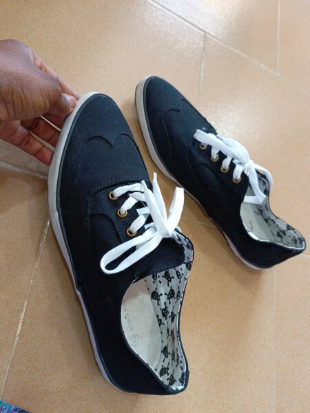 Chaussures en toile noire élégantes