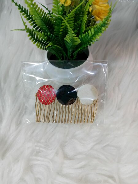 Button Hair Comb