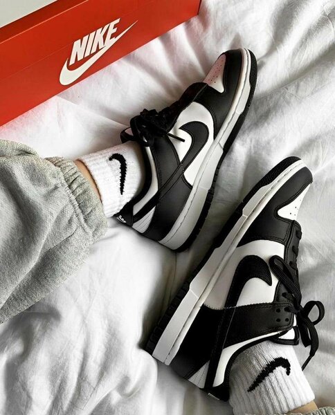 NIKE SB BLACK AND WHITE.