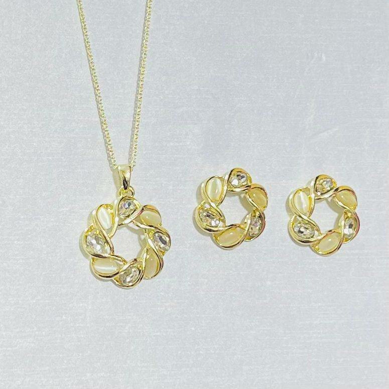 Chaine au cou plaqué or