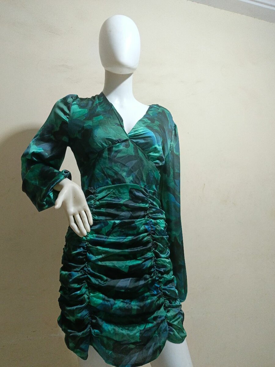 Robe élégante verte plissée