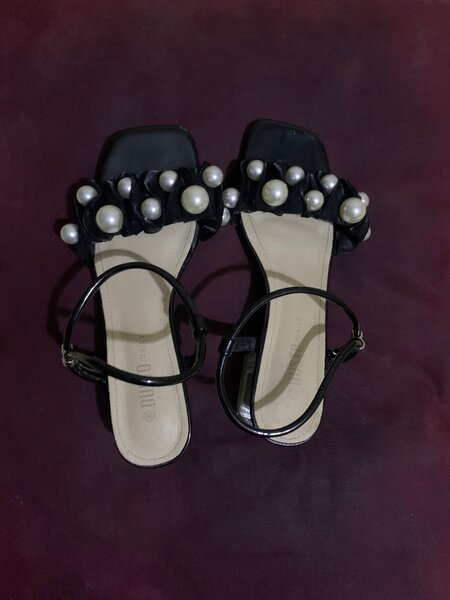 Sandales noires à perles élégantes