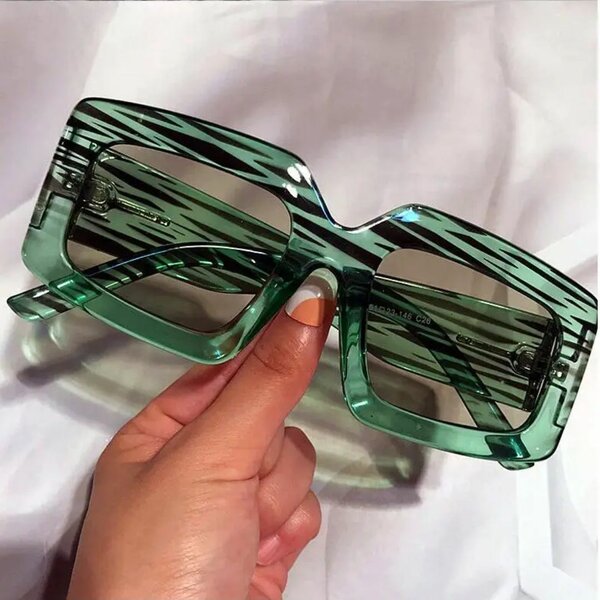 Lunettes de soleil carrées stylées